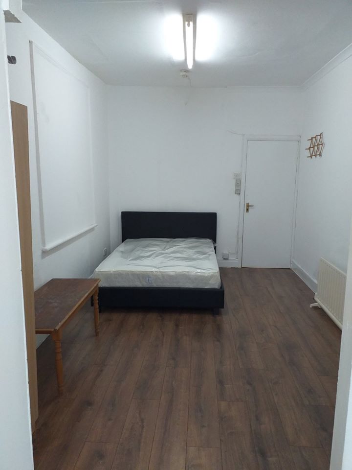 Spacious Selfcontained Studio Flat to Rent Ilford IG2 • 3WEBS.CO