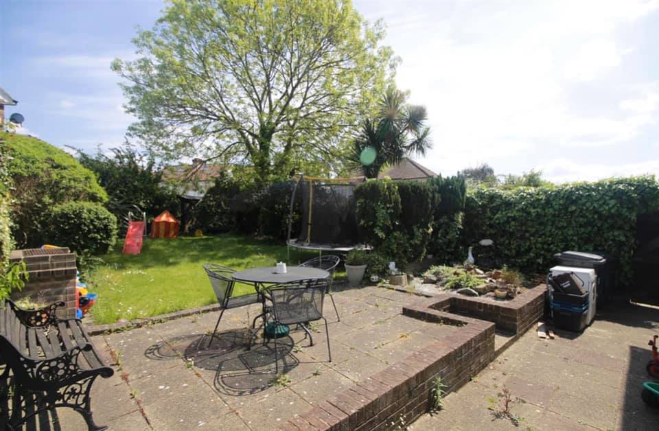 4 Bedroom House to Rent in Farm Road Edgware • 3WEBS.CO
