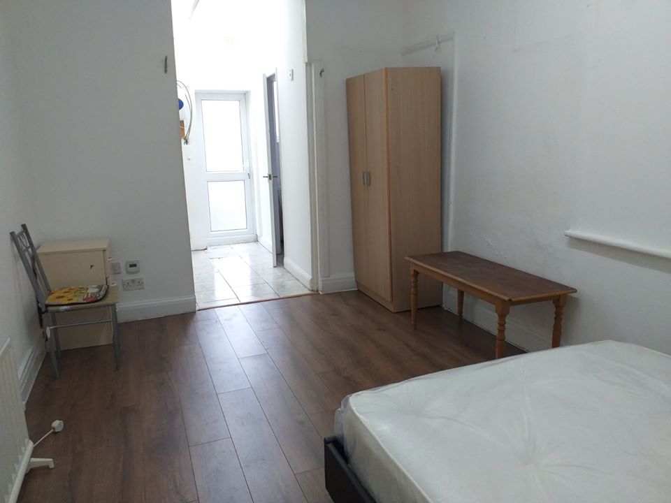 Spacious Selfcontained Studio Flat for Rent Ilford • 3WEBS.CO