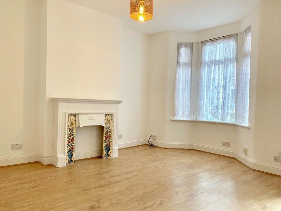 Beautiful 2 Bedroom House to Rent Canning Town • 3WEBS.CO