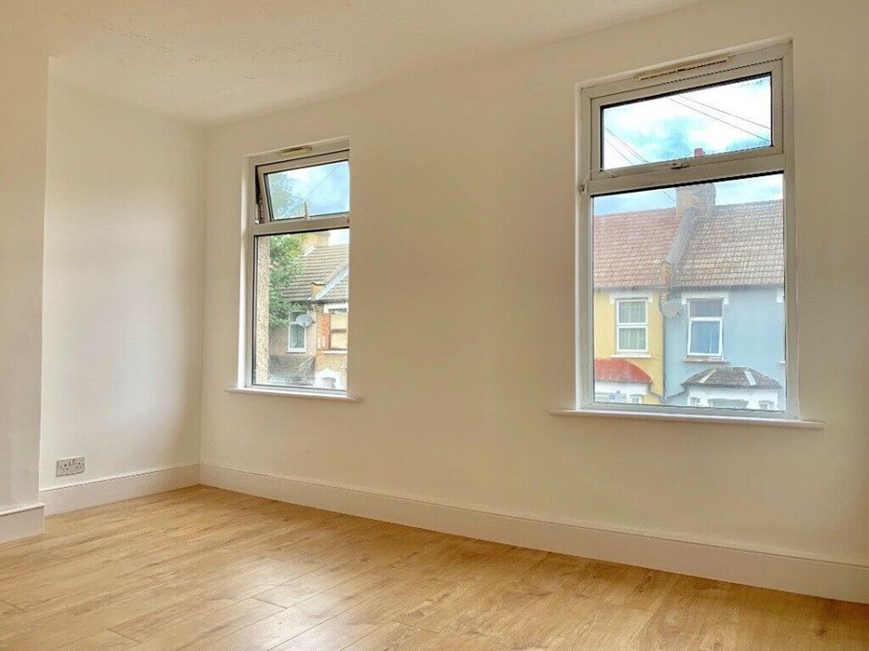 Beautiful 2 Bedroom House to Rent Canning Town • 3WEBS.CO